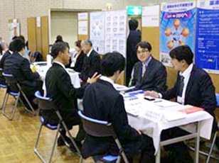 大学研究室と企業の展示・相談ブース